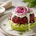 Cékla quinoa fasírt avokádón, friss zöldségekkel és krémes öntettel