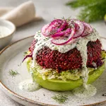 Cékla quinoa fasírt avokádón, friss zöldségekkel és krémes öntettel